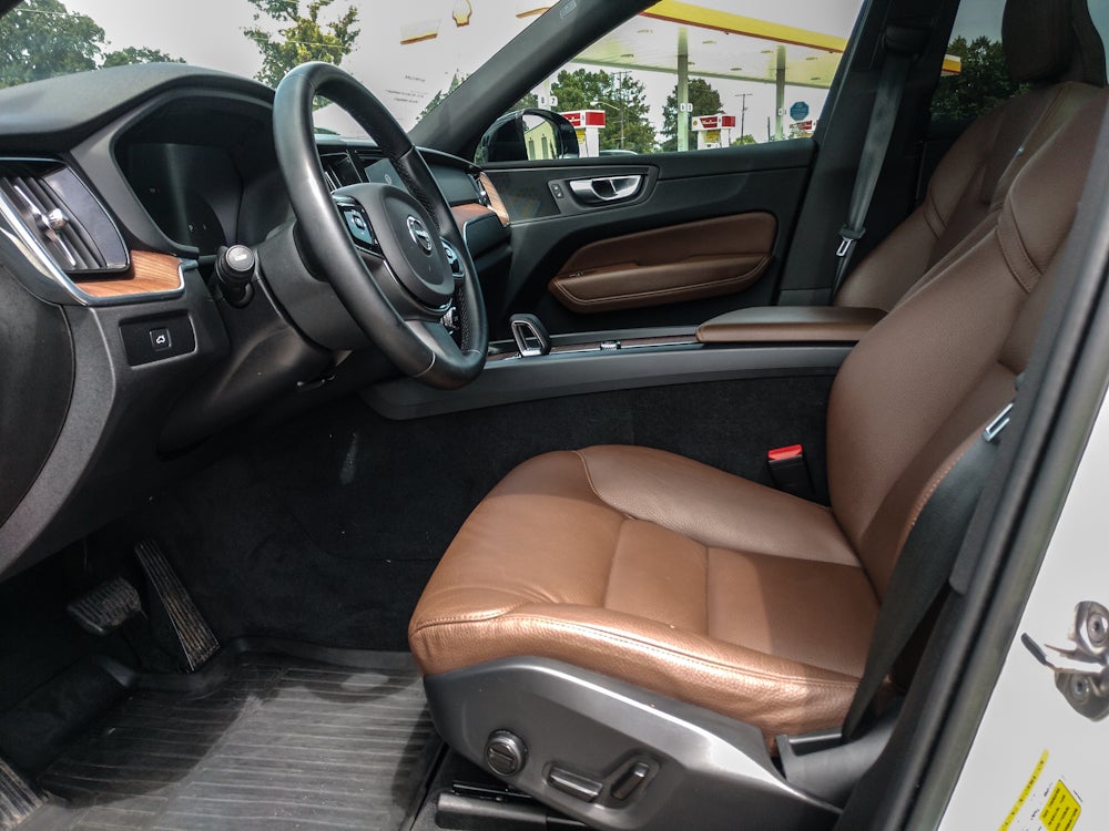 2023 Volvo XC60 Plus Dark Theme