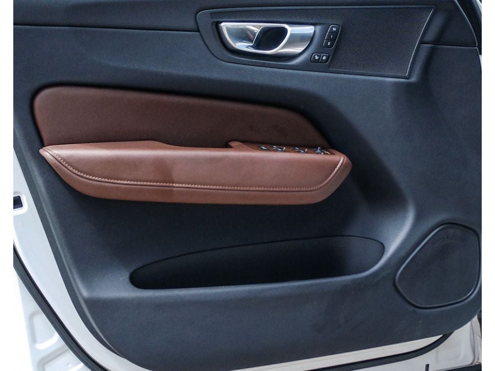 2023 Volvo XC60 Plus Dark Theme