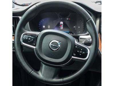 2023 Volvo XC60 Plus Dark Theme