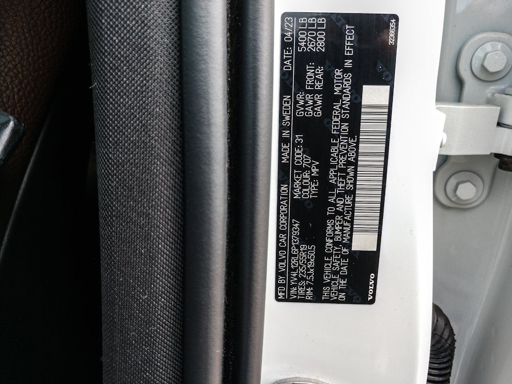 2023 Volvo XC60 Plus Dark Theme
