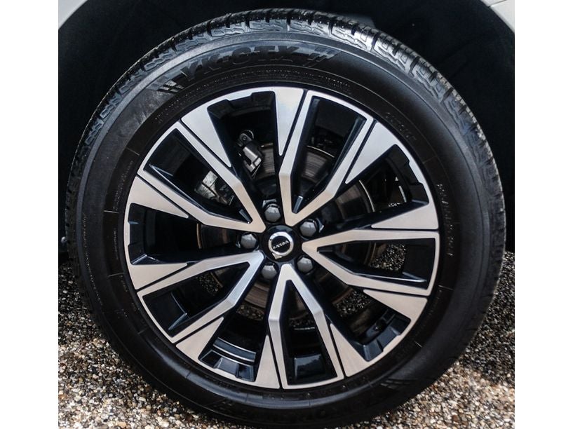 2023 Volvo XC60 Plus Dark Theme